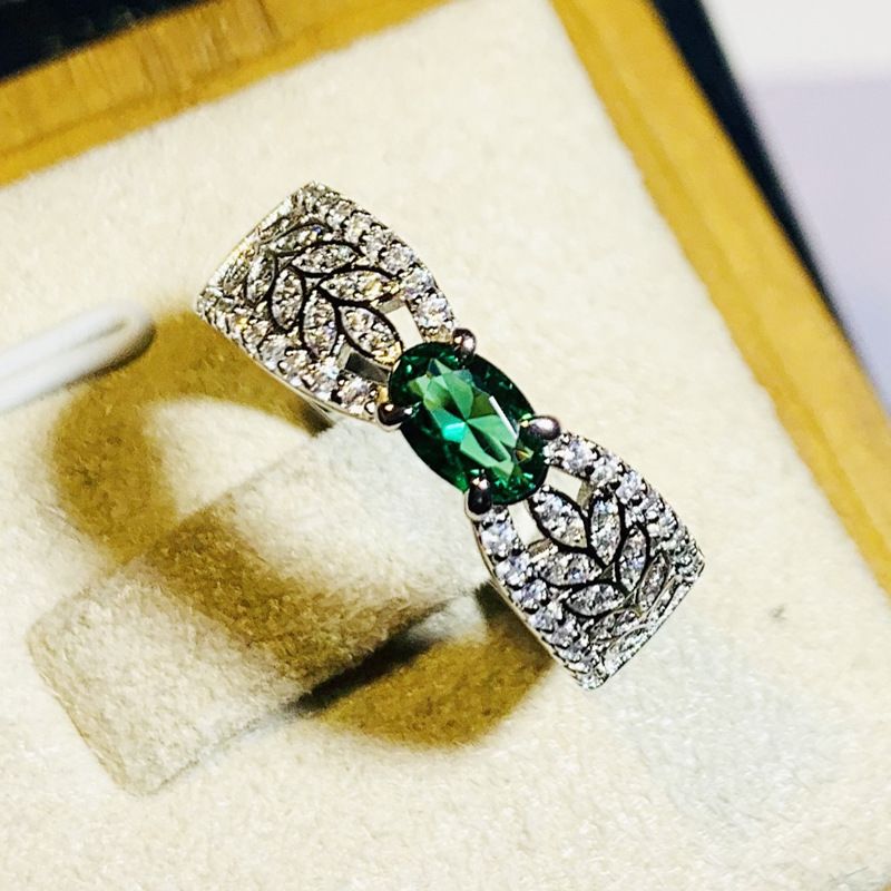 Anillo de turmalina y esmeralda de Cao Shi, con cinta ahuecada en forma de espiga de trigo, diseño de nicho femenino, anillo de diamantes de hilera pequeña_voghion.com