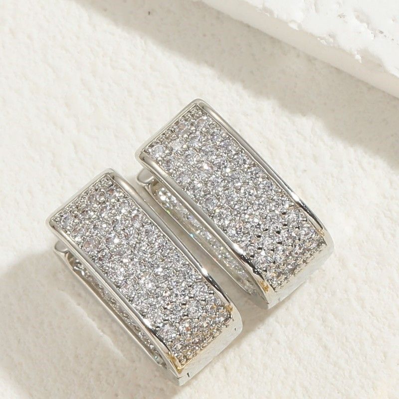 1 paio di eleganti orecchini a cerchio in stile classico lussuoso con placcatura asimmetrica intarsiata in rame e zircone placcati in oro 14k_voghion.com