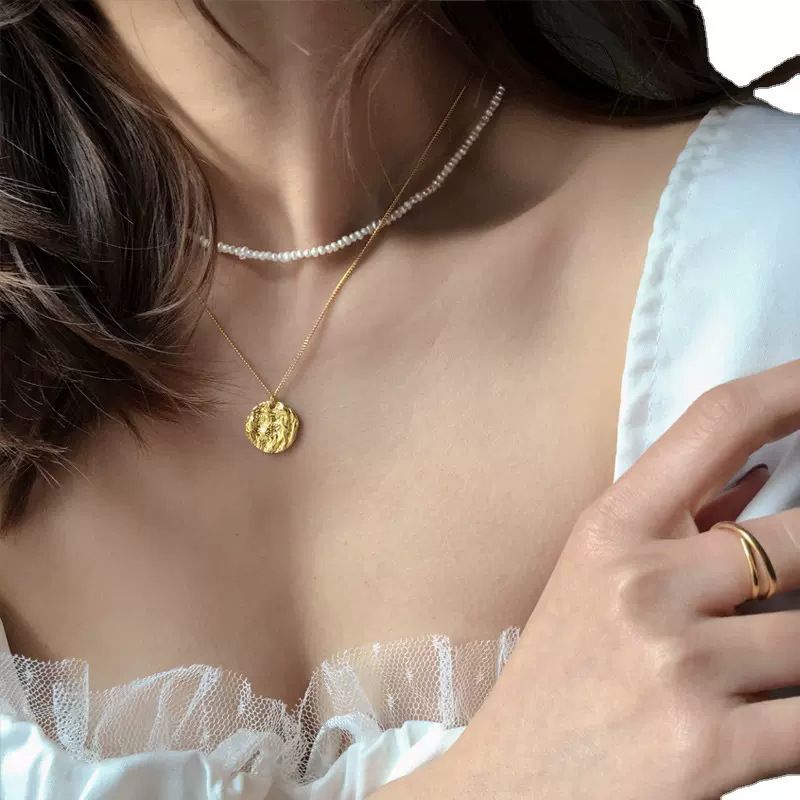 European And American Fashion Embossed Gold Necklace High-end Coin Design Pendant Clavicle Chain Niche Personality_voghion.com