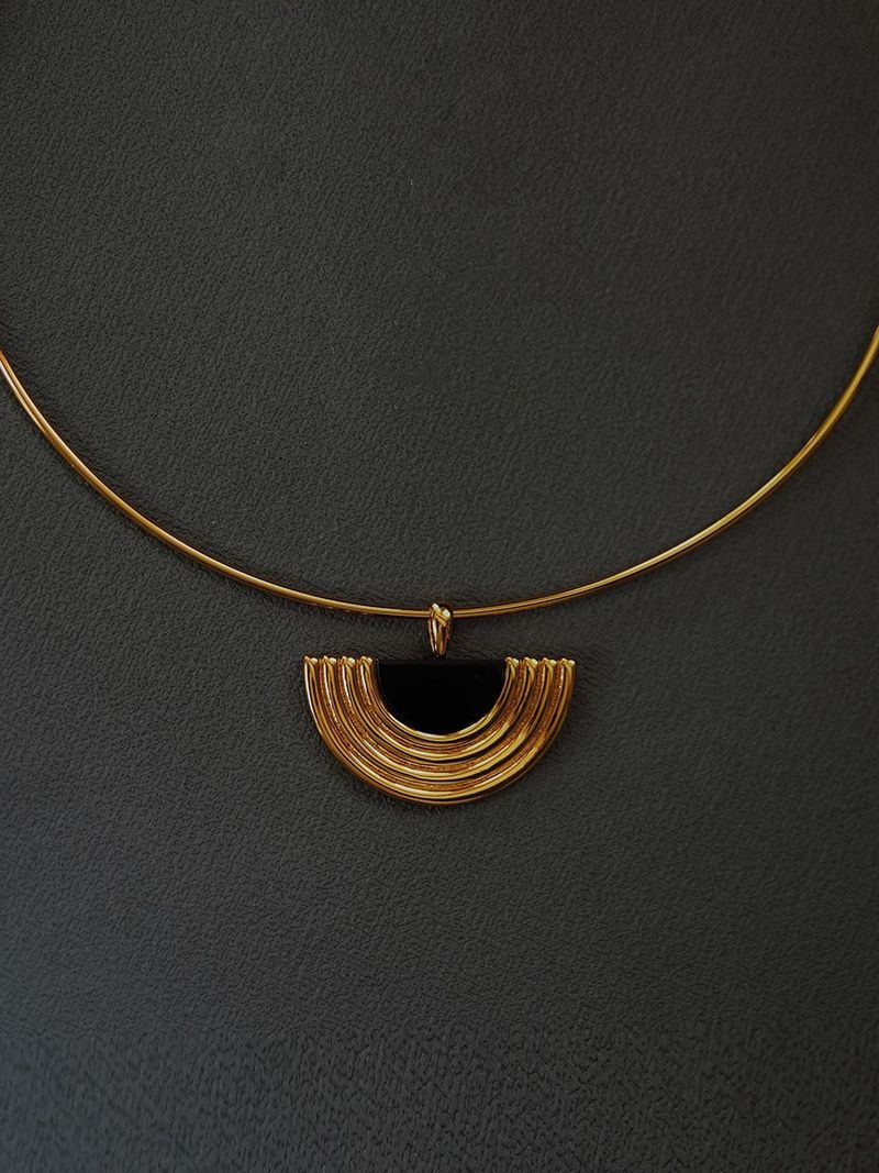 Collana con ciondolo "Radiance" in stile egiziano classico con onice nera per intellettuali_voghion.com