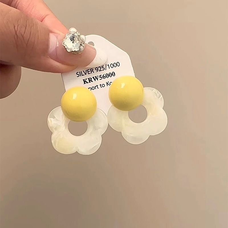 Spring Small Fresh Flower Unique Stud Earrings Simple And Generous Niche Earrings Sweet And Delicate Dopamine Popular Earrings_voghion.com
