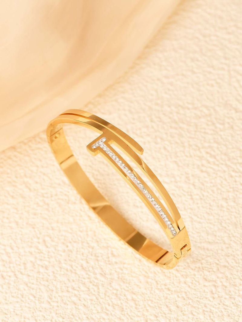 Bracciale da donna in oro rosa con chiusura a diamante intarsiata in acciaio al titanio, design versatile e alla moda._voghion.com