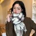 Scarf för kvinnor 2024 höst och vinter ny koreansk version rutig scarf mångsidig mellan till lång stil, bärs som en_voghion.com