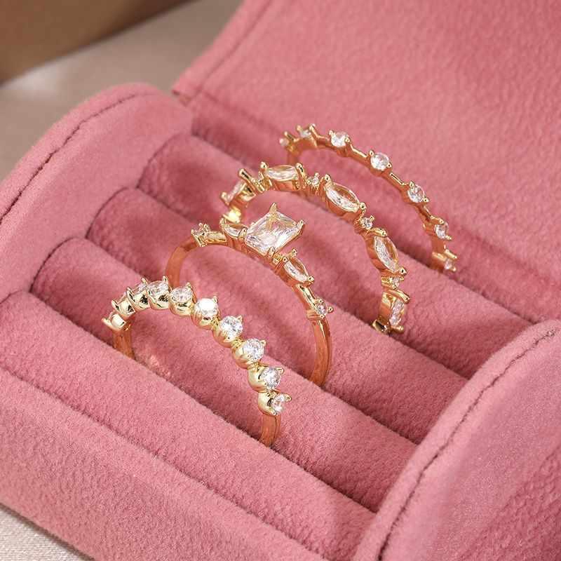 Set mit 4 luxuriösen, quadratischen Ringen aus synthetischem Zirkonia für Damen, vergoldet – perfekt für den Alltag und Partys._voghion.com