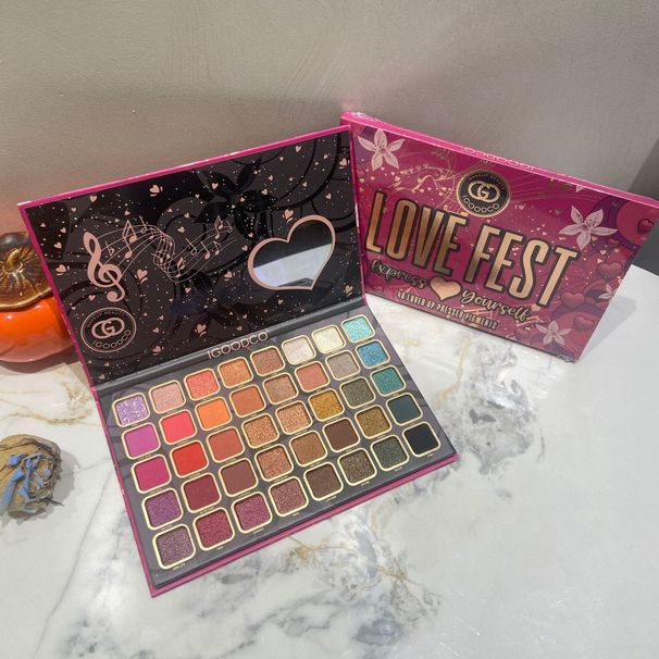 40-Color Floral Heart Eyeshadow Palette - Matte & Shimmer All-In-One Makeup (Cute Design Professional Vegan & Cruelty-Free With Mirror & Brush)_voghion.com