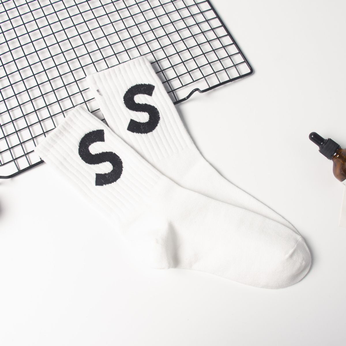 Sokker kvinder sommer tynde mellemrørssokker ren bomuld ins trendy bogstaver slid sportsnet kendis par damer mellemrørssokker_voghion.com