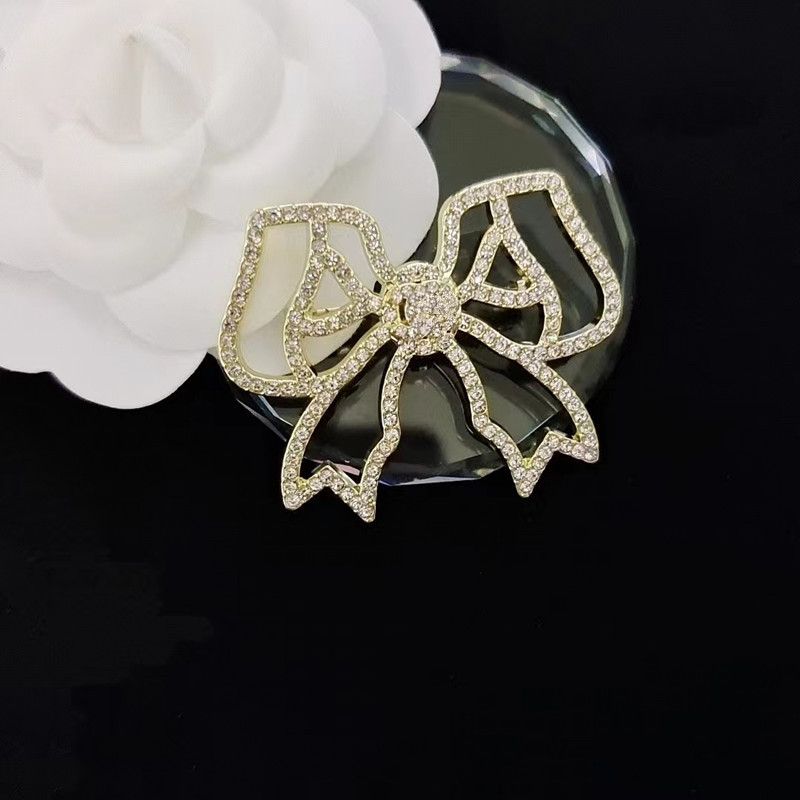 High quality bow brooch with hollowed out small fragrant style clip full of diamonds, shiny and sweet, cute neck pin JK_voghion.com