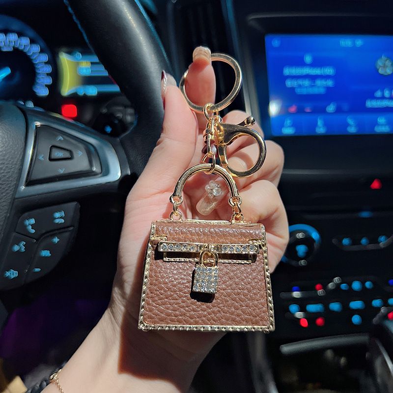 Portachiavi in pelle con modello di auto in lega, nuovo, semplice e creativo, decorazione per borsa, ciondolo per donna_voghion.com