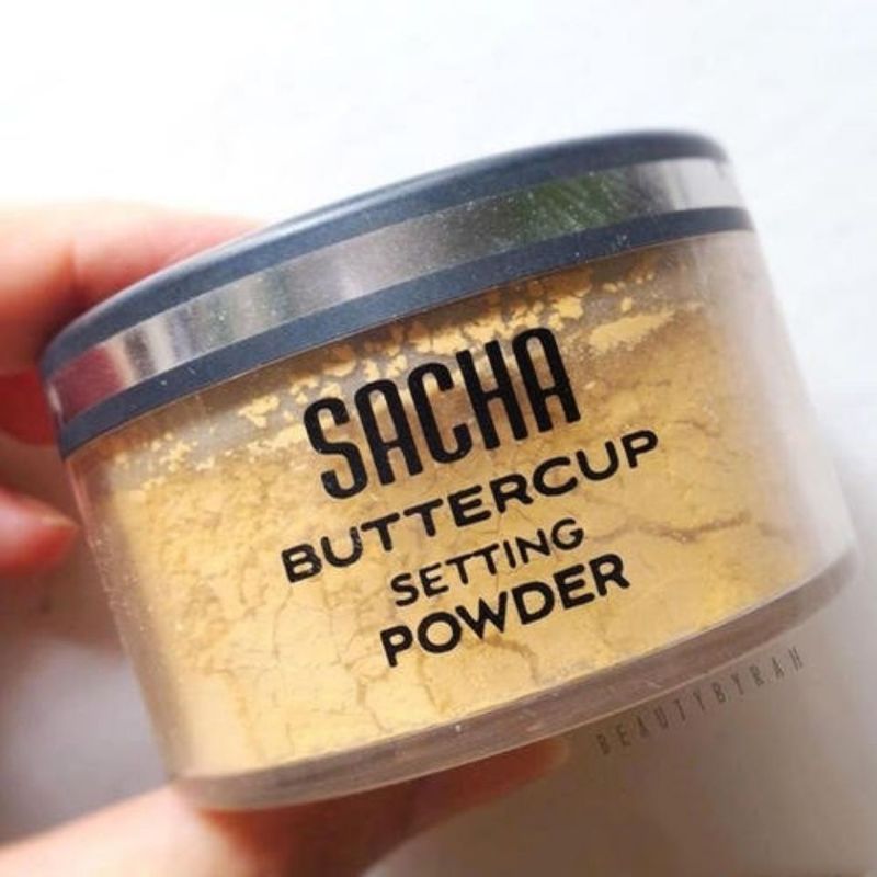Buttercup Setting Sacha Powder est une poudre de miel indispensable pour les maquilleurs._voghion.com