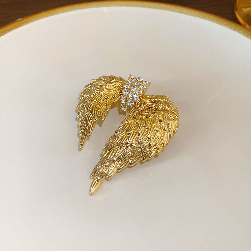 Diamond-set asymmetrical metal wing Brooch Light luxury High sense personality pin Fashion temperament suit accessories_voghion.com