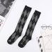 Calzini lunghi fino al ginocchio con rombi, stile streetwear da donna, in jacquard a quadri, con lettere, 2025d_voghion.com