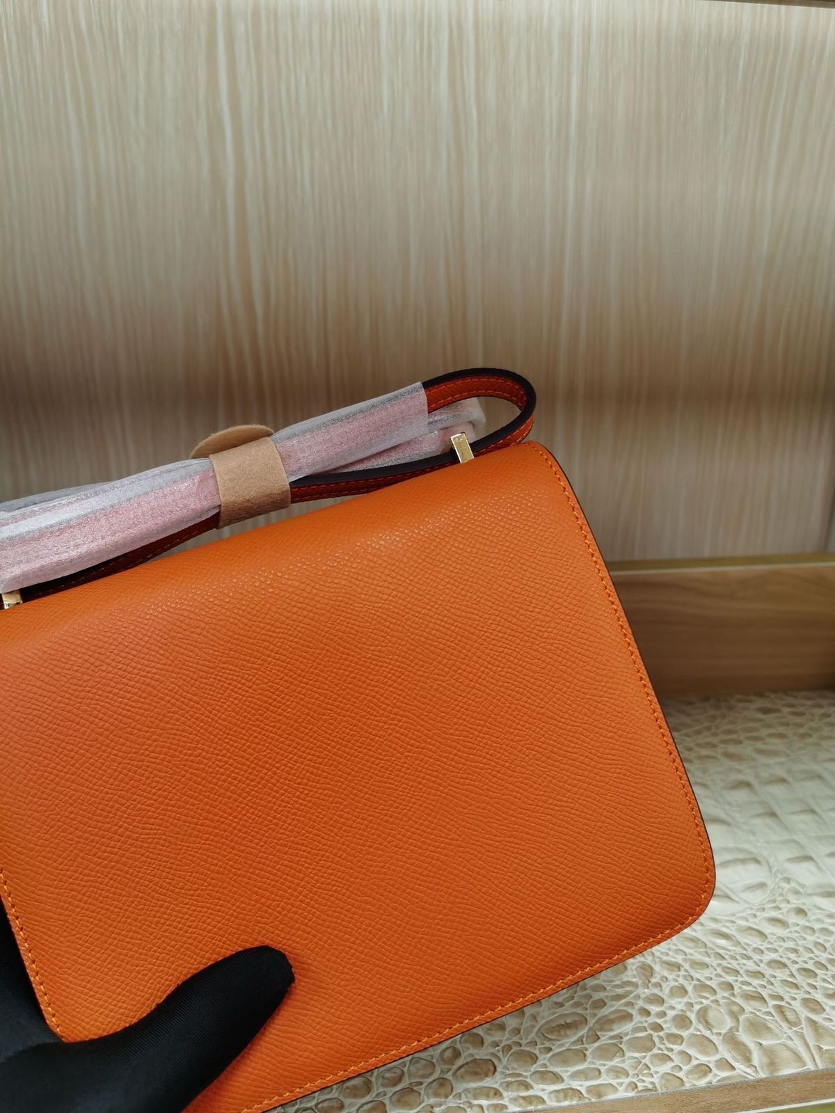 H Button Cowhide Leather Small Square Bag Fashionable And Generous_voghion.com