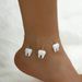 Un ciondolo alla caviglia unico, carino e realistico, alla moda, con piccoli denti, accessori per le vacanze al mare_voghion.com