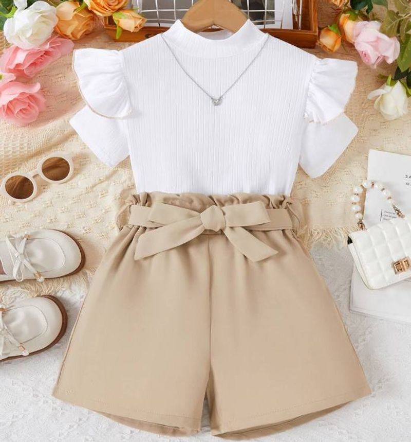 Conjunto de camiseta feminina de manga curta com gola alta, babados e shorts_voghion.com
