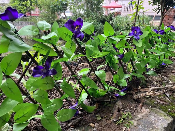 Simulācijas žogs Baļķu stabs Augstas kvalitātes simulācijas ziedu iežogojums Pagalma dekorēšana Simulācijas zaļais augs Plastmasas zieds_voghion.com