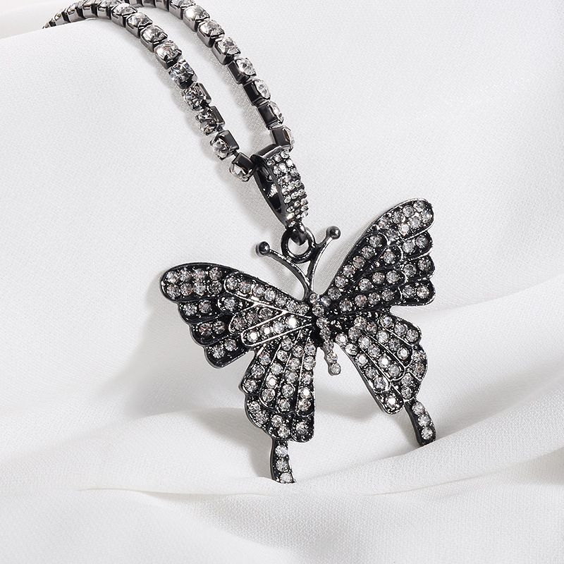 Collana in lega con ciondolo a farfalla con strass intarsiati semplice e alla moda_voghion.com
