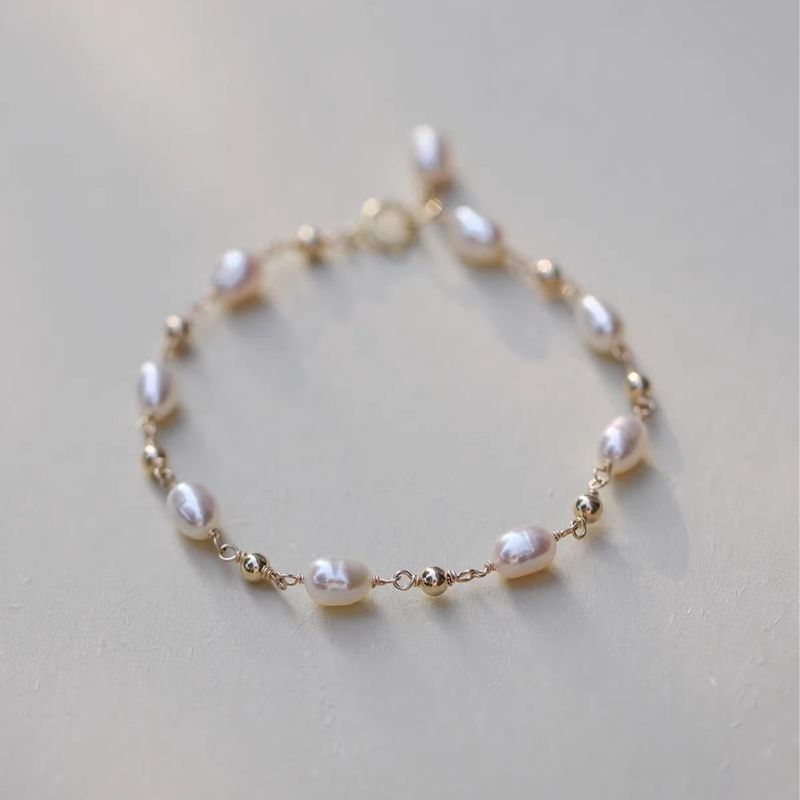 Bracciale da donna in stile francese con design di nicchia, piccolo riso perlato, stile fatato, lusso, squisita moda e stile pendolarismo_voghion.com