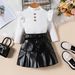 Abbigliamento per bambini, top a maniche lunghe con collo alto in tinta unita + gonna plissettata in pelle PU + cintura, set da tre pezzi_voghion.com