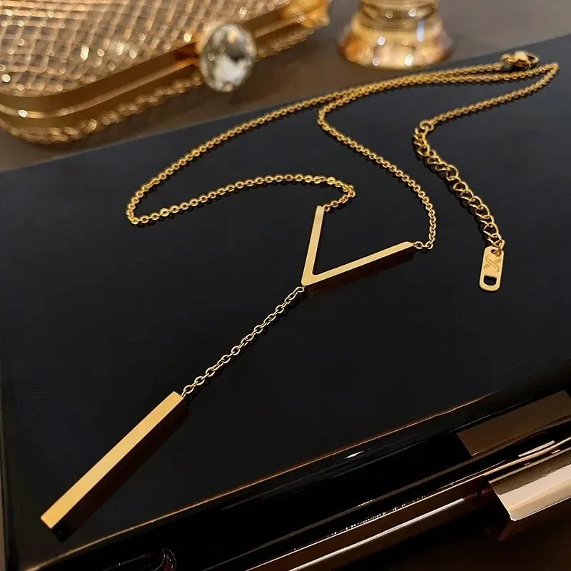 2025 Femmes Mode Élégant V-forme Géométrique En Acier Inoxydable Pendentif Barre Exquis Long Collier Pour Femmes, Bijoux De Soirée_voghion.com