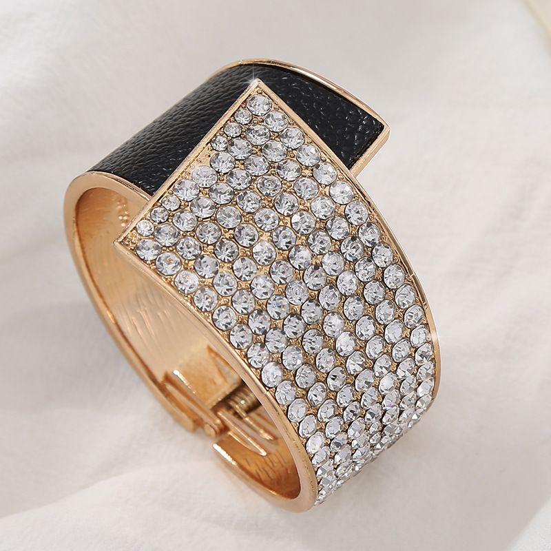 Bracciale quadrato asimmetrico largo esagerato in stile designer_voghion.com