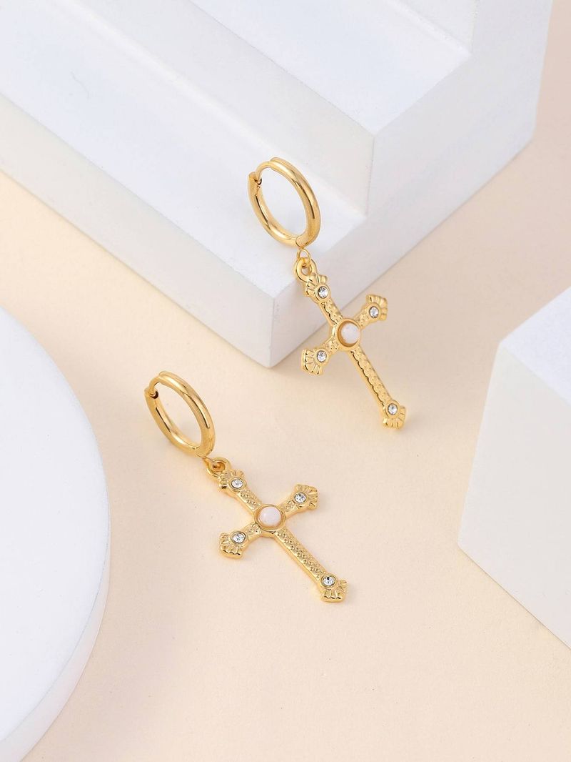 Une paire de boucles d'oreilles croix en pierre jaune doré et zircon_voghion.com