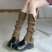 Calcetines grises de punto con forro polar, estilo retro con botones y trenzas, con mangas hasta la pantorrilla y puños._voghion.com