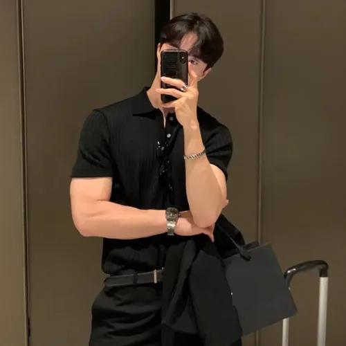 Roupas masculinas de verão, nova versão de camisa polo masculina slim de seda gelada, manga curta, camiseta masculina listrada de malha com lapela, leve e luxuosa britânica_voghion.com