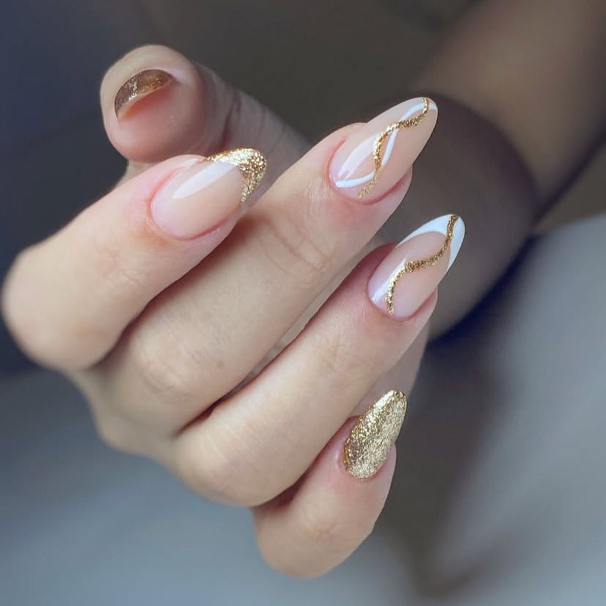Unghie finte, unghie finte indossabili con glitter oro lampeggiante, linee ondulate, unghie finte indossabili, unghie a mandorla medie e corte, nail art, pezzi di unghie, prodotto finito_voghion.com
