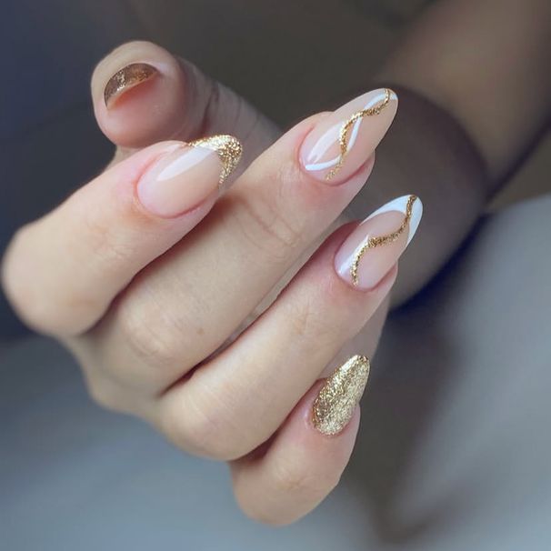 Unghie finte, unghie finte indossabili con glitter oro lampeggiante, linee ondulate, unghie finte indossabili, unghie a mandorla medie e corte, nail art, pezzi di unghie, prodotto finito_voghion.com