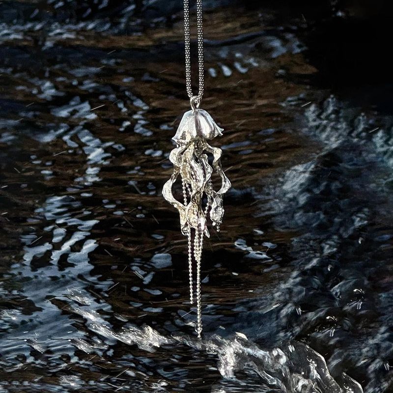 Niche Silver Jellyfish Fringed Necklace Women's 2025 New Cold Wind Artistic Sense Light Luxury Long Collarbone Chain_voghion.com