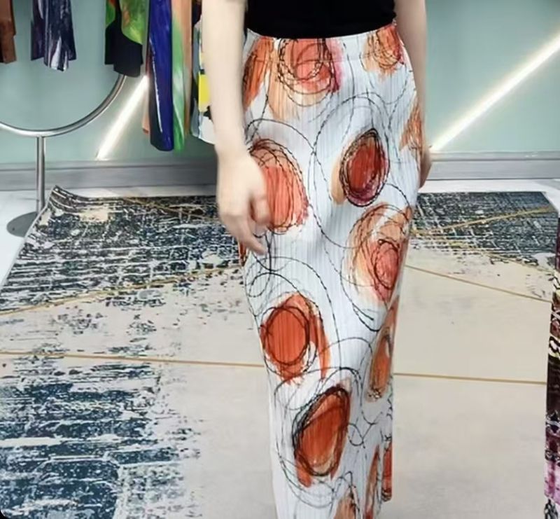 Completo da donna in due pezzi con top a maniche lunghe, gonna a mezza lunghezza e motivo arcobaleno_voghion.com