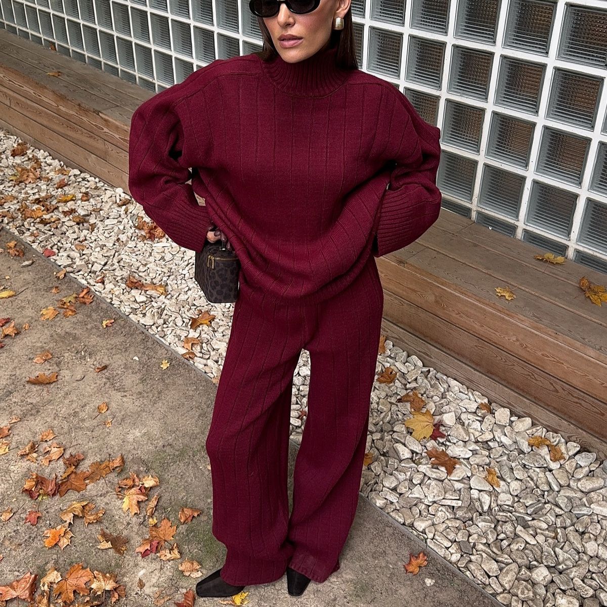 Damenbekleidung: Set aus langärmeligem Strickpullover mit Stehkragen und gerader Hose – Gestreiftes, gemütliches Herbst-Winter-Outfit (Dunkelrot, S/M/L)_voghion.com