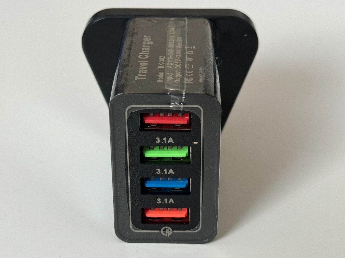 USB 4 Multi-Port Schnellladegerät für iPhone und Samsung mit UK-Stecker und Lichtern_voghion.com