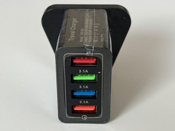 USB 4 Multi-Port Schnellladegerät für iPhone und Samsung mit UK-Stecker und Lichtern_voghion.com