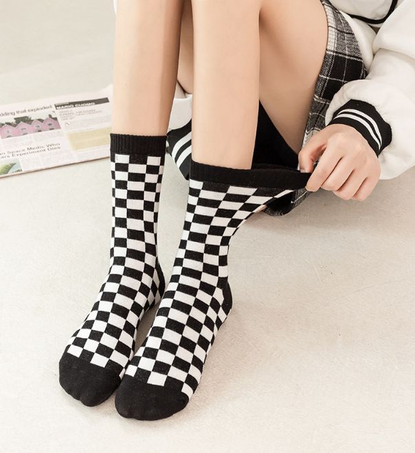 Socken mit Schachbrettmuster – Baumwollsocken der Street Fashion-Marke für Herren bis zur Mitte der Wade – Neue trendige Paarsocken für Damen für Instagram_voghion.com