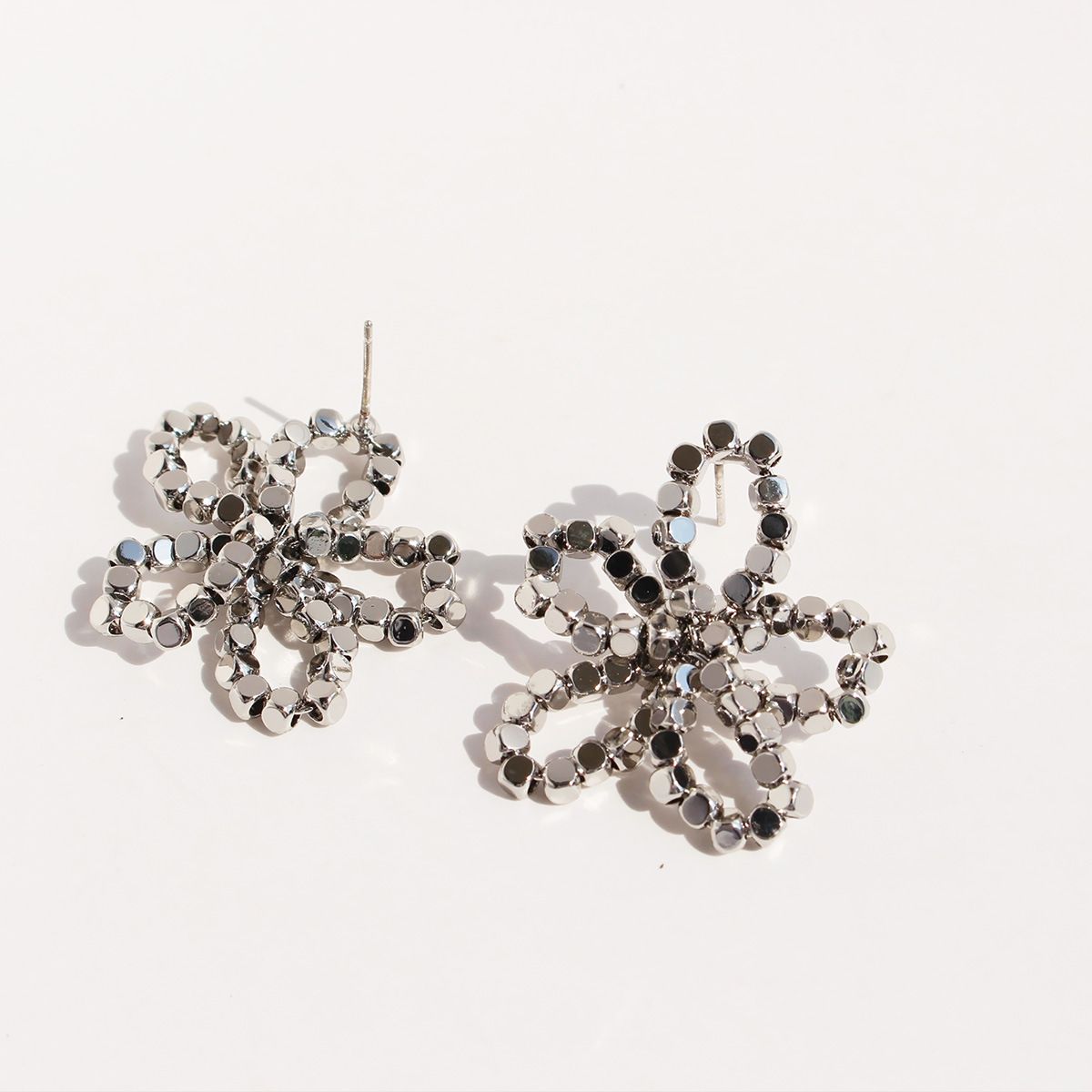 Orecchini a forma di petalo con perline quadrate in metallo intrecciato a mano, design di nicchia per gioielli da donna, orecchini a forma di fiore con personalità alla moda_voghion.com