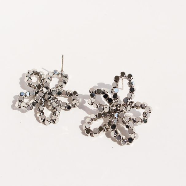 Orecchini a forma di petalo con perline quadrate in metallo intrecciato a mano, design di nicchia per gioielli da donna, orecchini a forma di fiore con personalità alla moda_voghion.com