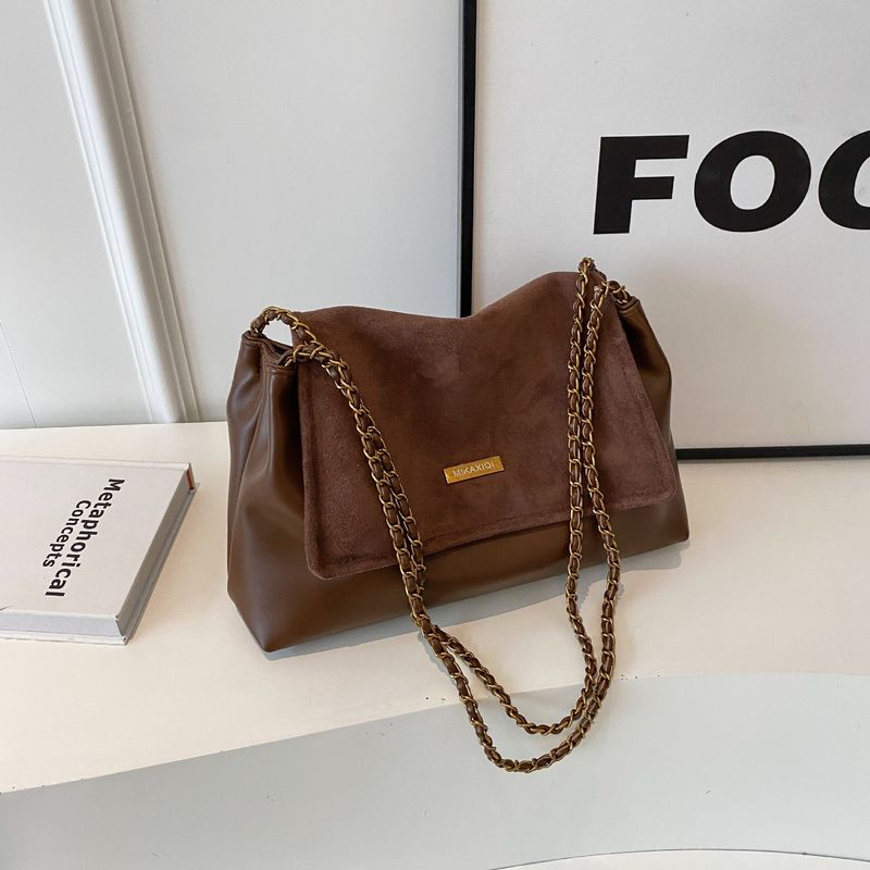 Matte for women, large capacity 2024 trendy mailman chain strap shoulder bag, stylish commuting tote bag_voghion.com