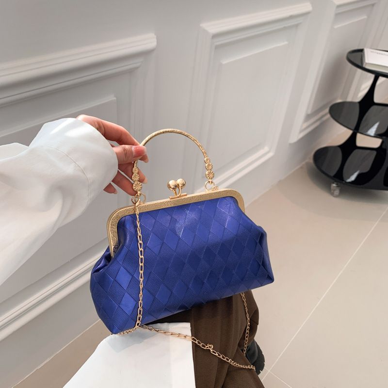 Mode Handheld frauen Kleine Tasche 2023 Neue Personalisierte Einfache Schulter Umhängetasche Mode Kette Shell Tasche_voghion.com