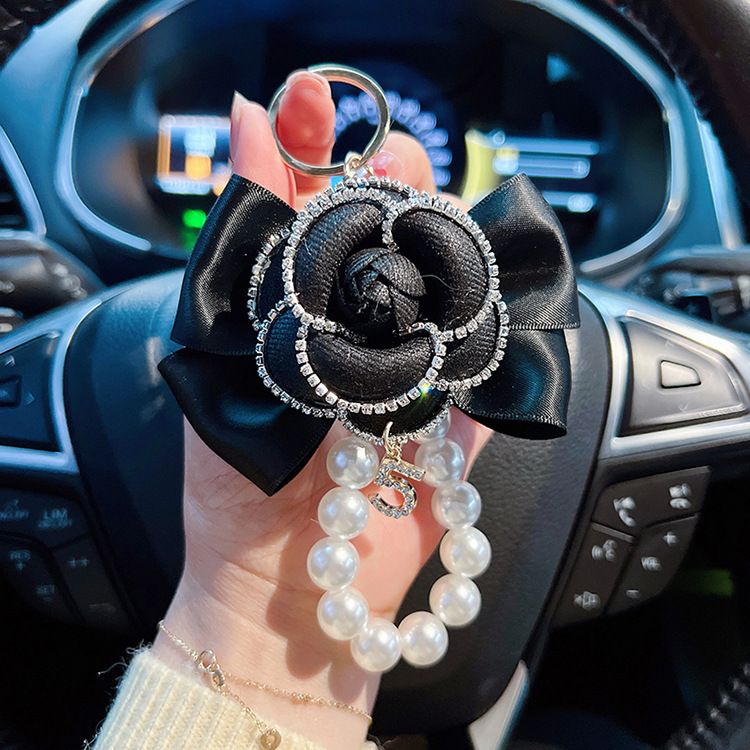 Exquisite Perlenkette mit Strasskante, Kamelie, einfaches Internet-Promi-Auto-Schlüsselanhänger, Taschenanhänger, Geschenk zum Verschenken_voghion.com