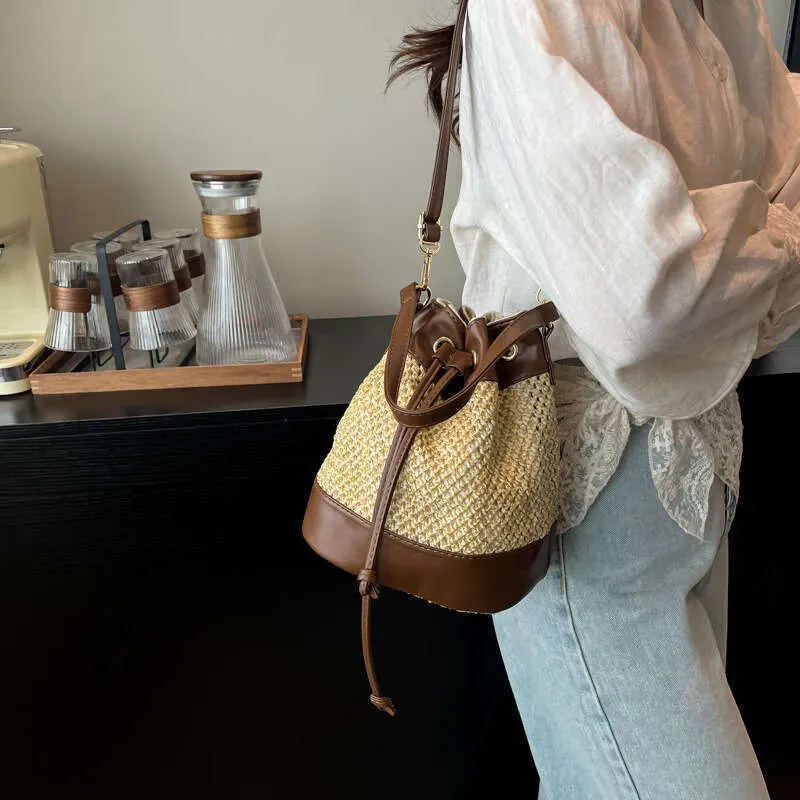 Borsa a secchiello di design di nicchia per donna, borsa a mano piccola, borsa a tracolla in paglia, stile alla moda e di alta qualità._voghion.com