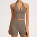 Completo senza cuciture per donna con vita e fianchi a coste, completo da yoga in palestra con schiena incrociata_voghion.com