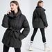 Piumino di media lunghezza da donna – Giacca trapuntata invernale alla moda, stile minimalista (nero, bianco, marrone)_voghion.com