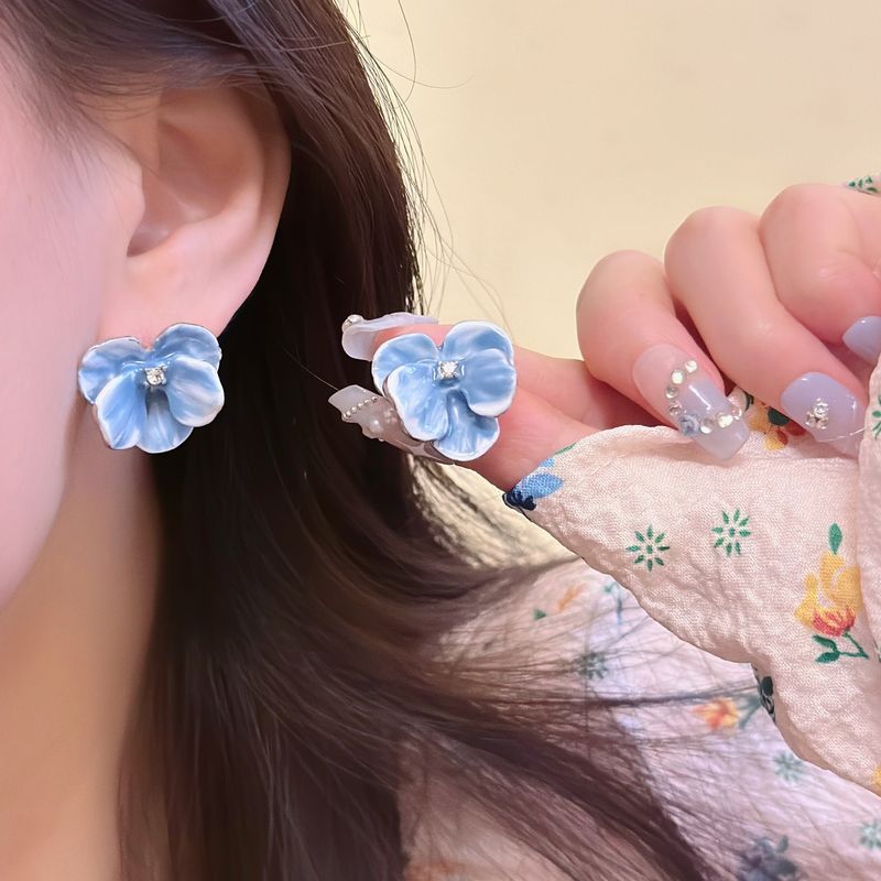 Orecchini di alta qualità in stile francese con fiore in smalto blu e ago d'argento di Yang Chaoyue_voghion.com