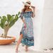 Robe de plage bohème K avec épaules dénudées, manches bouffantes et longueur midi. Sans chapeau ni autres accessoires._voghion.com