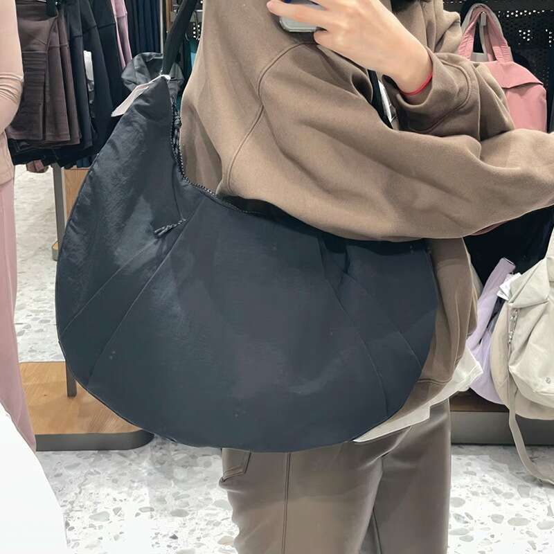 Borsa a tracolla di grande capacità con motivo a corno di mucca, modello Hundred Dumpling, 2025, New Tide_voghion.com