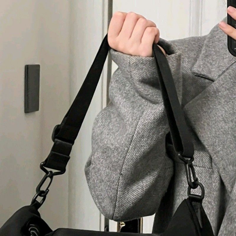 2025 Lente en Zomer Nieuwe Mode Koreaanse Brede Band Schouder Crossbody Messenger Bag, Niche Design, Textuur, Sportief en Modieus._voghion.com