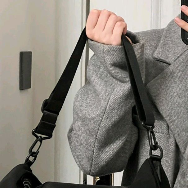 2025 Lente en Zomer Nieuwe Mode Koreaanse Brede Band Schouder Crossbody Messenger Bag, Niche Design, Textuur, Sportief en Modieus._voghion.com