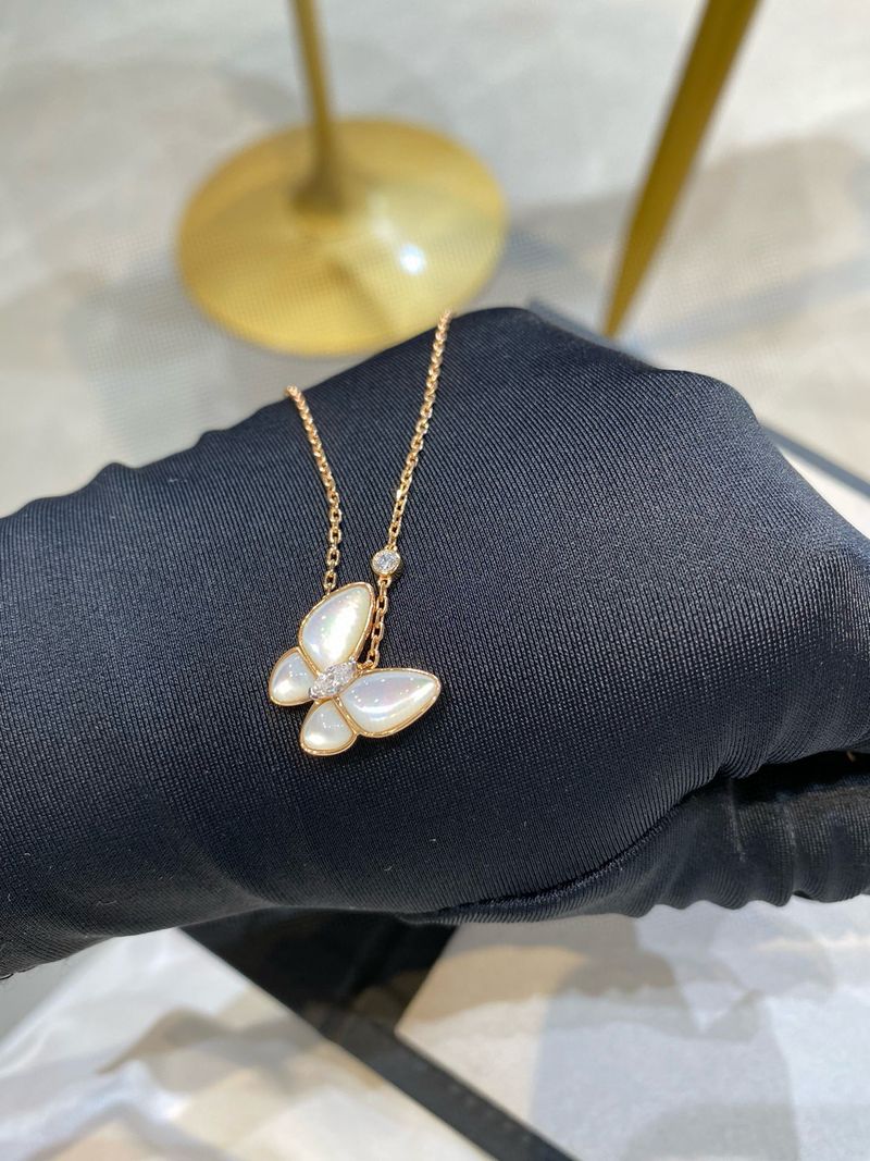 Collana con farfalla in madreperla bianca V da donna, catena clavicola tridimensionale in oro rosa, moda semplice_voghion.com