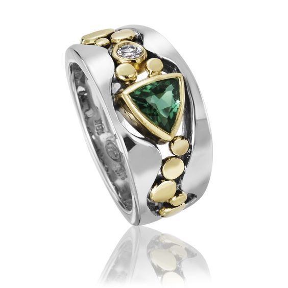 Anello alla moda con motivo cavo creativo in stile etnico Cao Shi intarsiato con zirconi verdi_voghion.com